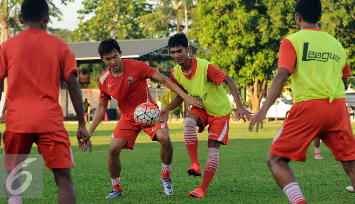 Gelandang Persija, Ade Jantra (kedua kanan) berebut bola dengan Sutanto Tan saat latihan di Lapangan Yon Zikon 14, Jakarta, Kamis (16/6/2016). Persija akan melakoni laga tandang melawan Arema Cronus (19/6). (Liputan6.com/Helmi Fithriansyah)