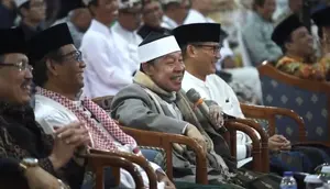 Menko Polhukam Mahfud Md dan Menpar Sandiaga Uno menghadiri acara Haul Ponpes Buntet Cirebon. (Foto: Istimewa)