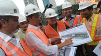 Gubernur DKI Jokowi melihat dan mengecek rancangan desain proyek MRT di Dukuh Atas (Liputan6.com/Herman Zakharia)