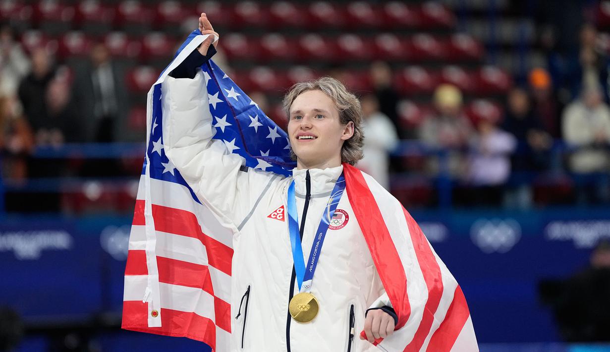 Ilia Malinin telah mencetak babak penting dalam sejarah figure skating modern karena berhasil memadukan kemampuan teknis luar biasa dengan elemen spektakuler (legal backflip di Olimpiade) yang belum pernah dilakukan secara resmi dalam kompetisi selama puluhan tahun, sekaligus membantu AS memenangkan emas tim di Olimpiade ini. (AP Photo/Ashley Landis)