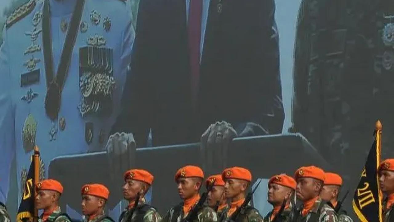 VIDEO: Akmil TNI Beraksi Beri Penghormatan Jokowi, Tongkat Diputar Angin Kencang Benda-Benda Berterbangan