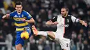 Bek Juventus, Leonardo Bonucci berebut bola pada lanjutan pertandingan Liga Serie A Italia melawan Parma di Stadion Allianz, Minggu (19/1/2020). Menghadapi Parma, Juventus menang 2-1 berkat dua gol Cristiano Ronaldo. (Fabio Ferrari/LaPresse via AP)
