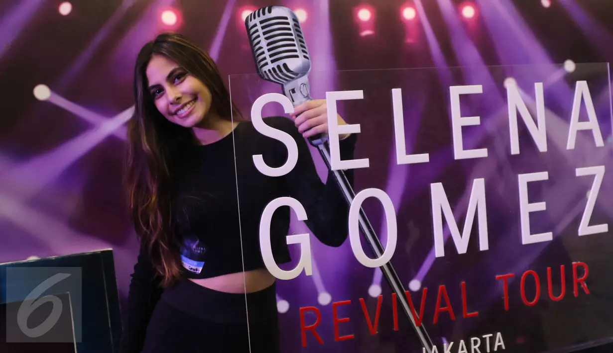 Valerie Thomas, putri aktor senior Jeremy Thomas berpose saat menonton konser pertama penyanyi Selena Gomez di Indonesia yang digelar di Indonesia Convention Exhibition (ICE) BSD, Tangerang Selatan, Sabtu (23/7). (Liputan6.com/Herman Zakharia)