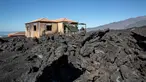 Foto pada 4 Januari 2022 terlihat rumah-rumah yang rusak akibat aliran lahar gunung berapi Cumbre Vieja, di Pulau La Palma, Spanyol. Letusan Cumbre Vieja dimulai pada 19 September 2021 dan secara resmi dinyatakan berakhir pada 25 Desember lalu, setelah 10 hari tidak aktif. (DESIREE MARTIN/AFP)