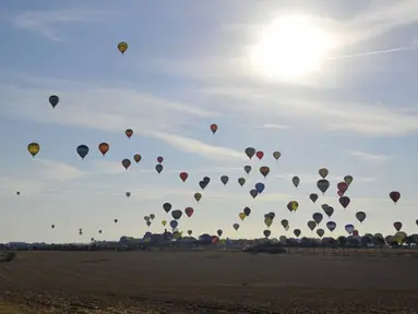 Sejumlah balon udara mengudara di pangkalan udara Chambley-Bussieres, Perancis, (26/7/2015). Peserta dari berbagai negara di belahan dunia ikut dalam festival 'Lorraine Mondial Air Ballons'. (AFP/JEAN-CHRISTOPHE VERHAEGEN)