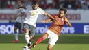 Henrikh Mkhitaryan, pemain anyar MU lainnya berusaha melewati hadangan pemain Galatasaray, Selcuk Inan. Pada laga itu MU sempat tertinggal 1-2 dari Galatasaray. (AFP/TT News Agency)  