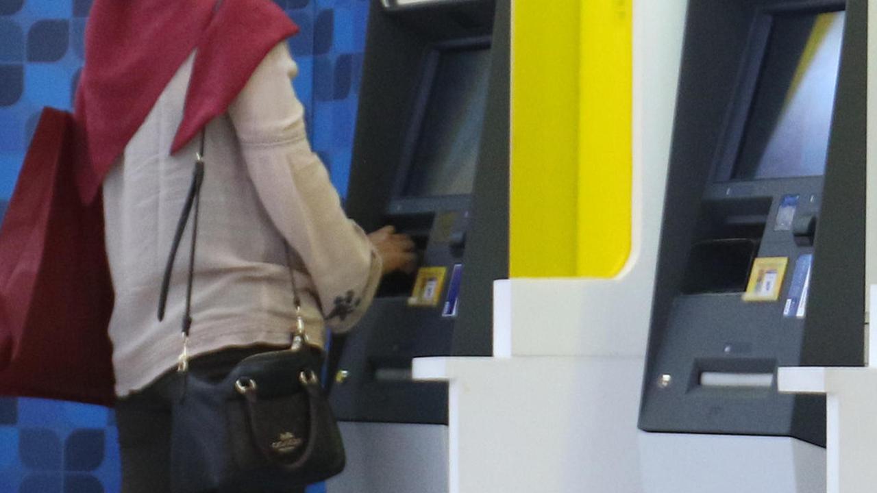 Jangan Panik, Begini Cara Mengurus Kartu Debit yang Tertelan Mesin ATM