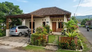 7 Desain Rumah Sederhana dengan Taman tapi Tetap Punya Area Parkir