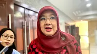 Kepala Biro Komunikasi dan Pelayanan Publik Kementerian Kesehatan (Kemenkes) RI Siti Nadia Tarmizi mengimbau agar calon penonton konser Coldplay melakukan vaksinasi booster COVID-19 terlebih dahulu (17/5/2023). Foto: Ade Nasihudin/Liputan6.com.