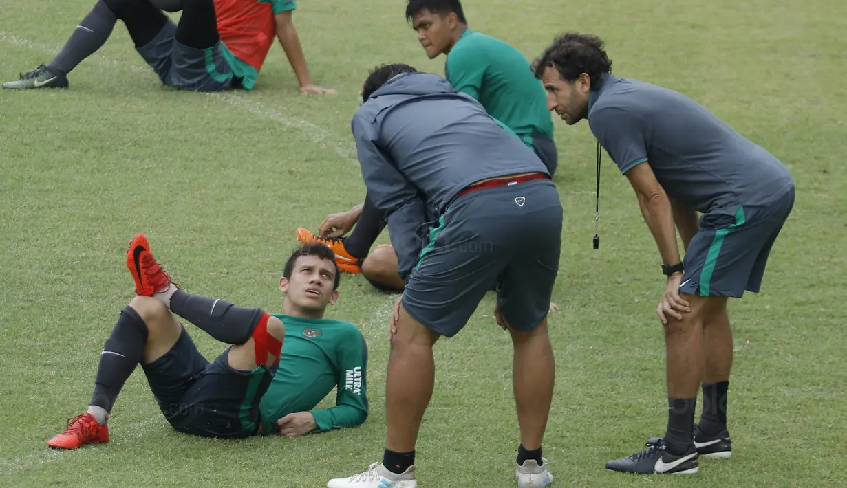 Penyerang Indonesia, Egy Maulana Vikri, berbincang dengan Luis Milla, saat latihan di Lapangan ABC, Senayan, Kamis (18/1/2018). Tampil memukau bersama Timnas Indonesia U-19, Egy berpeluang perkuat Timnas di Asian Games 2018. (Bola.com/M Iqbal Ichsan)