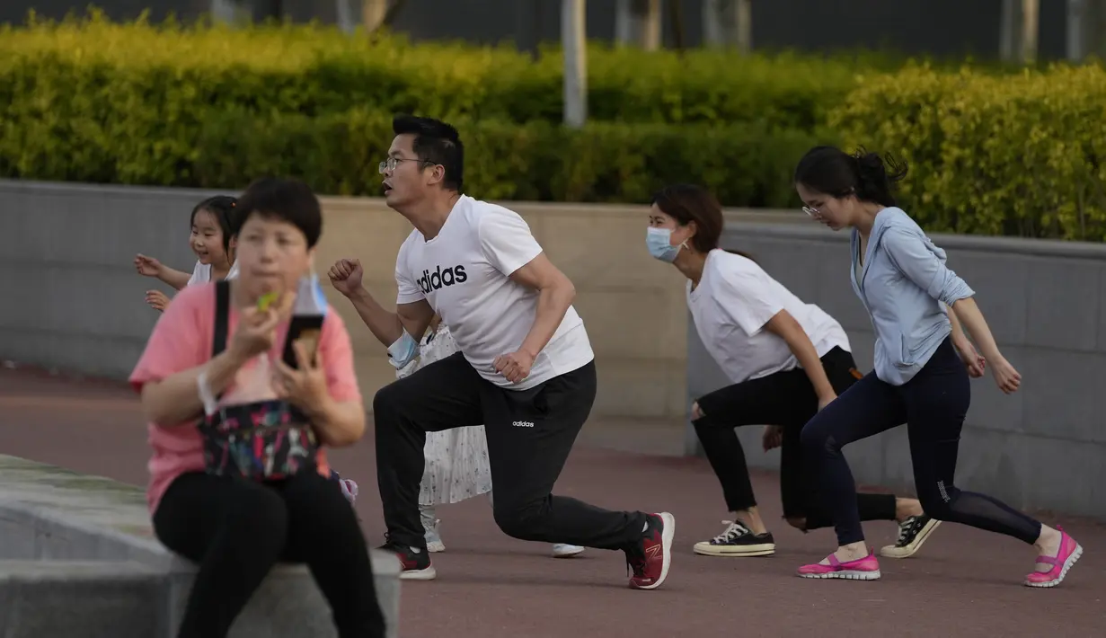 <p>Warga berolahraga di sebuah taman di Beijing, Rabu (18/5/2022). Sebagian besar Beijing di-lockdown, tetapi jalan-jalan jauh lebih sepi dari biasanya dengan banyak toko tutup dan orang-orang bekerja dari rumah ketika ibu kota China mencoba mengendalikan wabah COVID-19 yang kecil tetapi terus-menerus. (AP Photo/Ng Han Guan)</p>