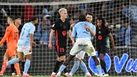 Para pemain Celta Vigo merayakan gol kedua mereka selama pertandingan sepak bola Liga Spanyol melawan FC Barcelona di stadion Balaidos, Vigo pada Sabtu 23 November 2024 waktu setempat atau Minggu 24 November 2024 dini hari Waktu Indonesia Barat. (MIGUEL RIOPA/AFP)