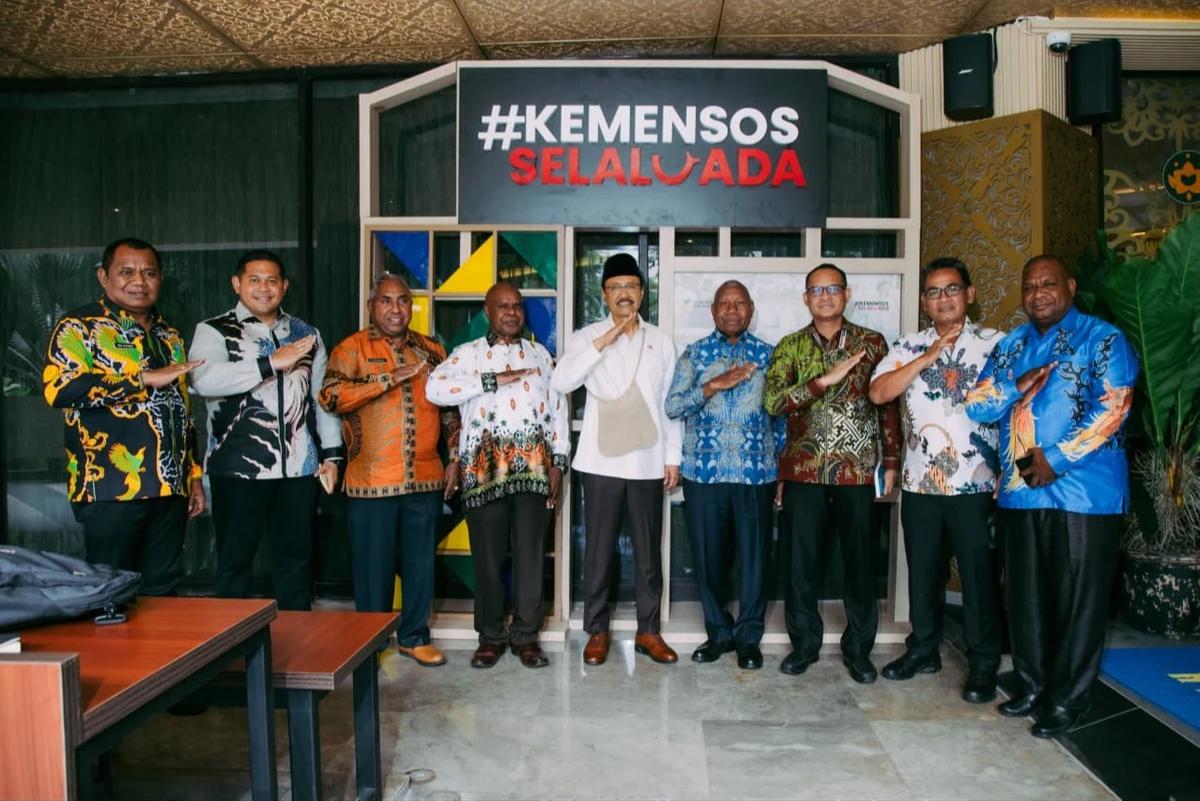 Menteri Sosial Saifullah Yusuf (Gus Ipul) menerima Gubernur Papua Barat Dominggus Mandacan beserta jajarannya