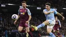 Striker Manchester City, Julian Alvarez (kiri) melepaskan tendangan di samping bek Aston Villa, Clement Lenglet pada laga pekan ke-31 Premier League 2023/2024 di Etihad Stadium, Manchester, Rabu (3/4/2024) malam. (AP Photo/Dave Thompson)