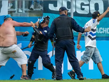 Laga Gremio kontra Palmeiras di Liga Brasil harus tercoreng lantaran kerusuhan yang didalangi oleh suporter tuan rumah yang kecewa timnya kalah. (AFP/Raul Pereira)