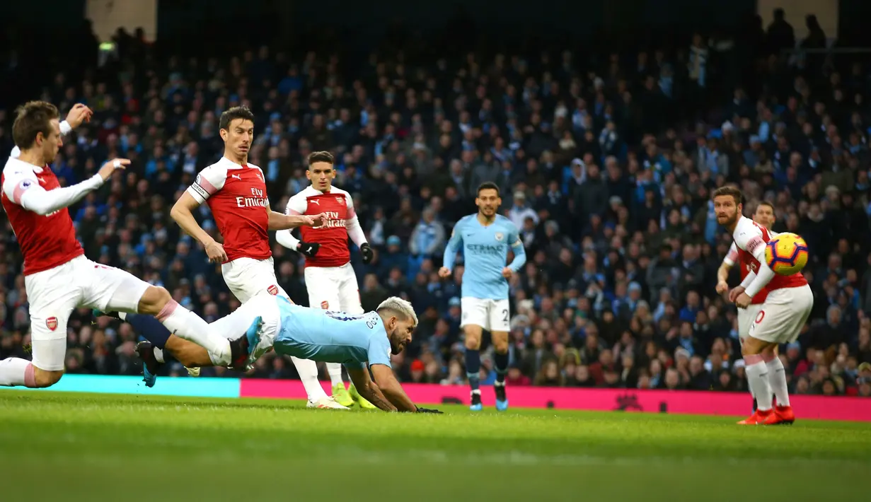 Striker Manchester City, Sergio Aguero menyundul bola saat mencetak gol ke gawang Arsenal pada Premier League di Stadion Etihad, Manchester, Inggris, Minggu (3/2). Manchester City menang 3-1 atas Arsenal. (AP Photo/Dave Thompson)
