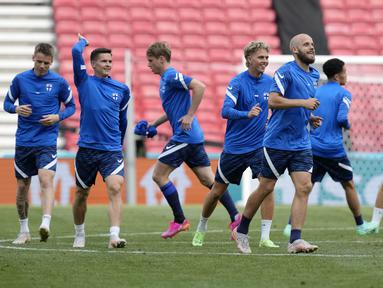 Penyerang timnas Finlandia, Teemu Pukki (tengah) berlatih bersama timnya di stadion Parken di Kopenhagen, Jumat (11/6/2021). Timnas Denmark akan berhadapan dengan Timnas Finlandia pada laga pembuka Grup B Euro 2020, Sabtu (12/6) malam. (AP Photo/Martin Meissner)