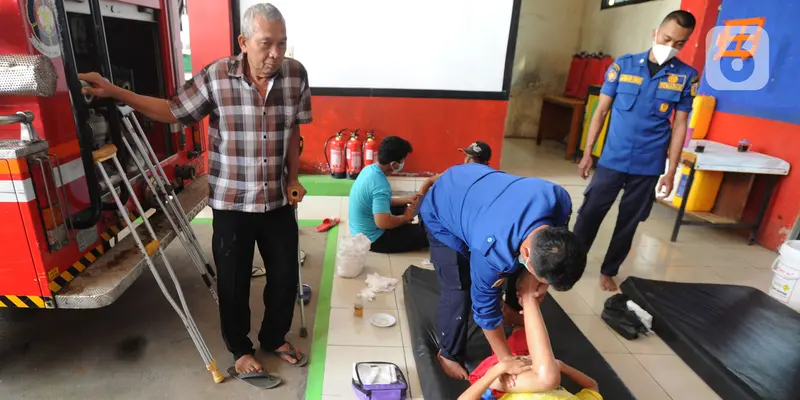 Kiprah Petugas Damkar Menolong Warga Patah Tulang