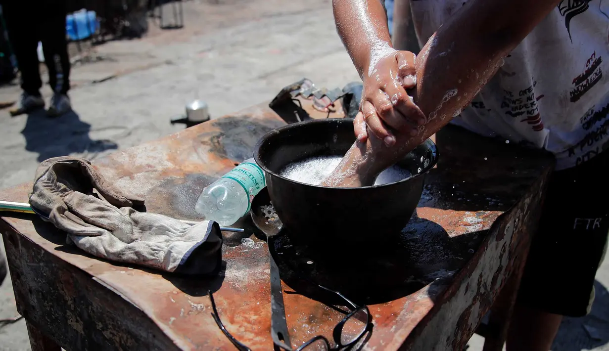 Tim forensik terus melakukan proses identifikasi untuk mengidentifikasi para korban. (Javier TORRES/AFP)