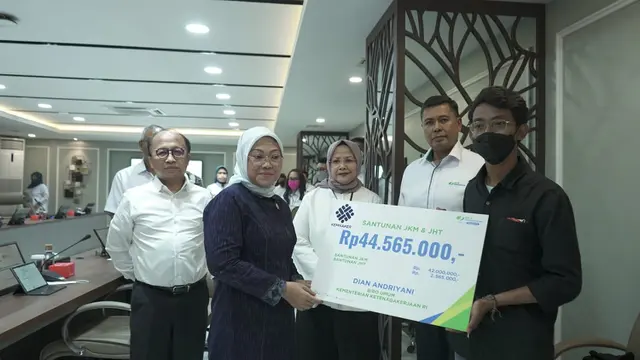 Menteri Ida Fauziah Serahkan Santunan BPJS Ketenagakerjaan Senilai Rp400 Juta Bagi Pekerja di Kemnaker