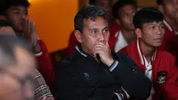 Raut wajah tegang mewarnai pelatih Timnas Indonesia U-17, Bima Sakti (tengah) saat nonton bareng Final Drawing Piala Dunia U-17 2023 yang berlangsung di Zurich, Swiss, dari sebuah restoran di Jakarta, Jumat (16/9/2023). Kekhawatiran dan rasa penasaran terpancar dari semua yang menyaksikan prosesi undian tersebut. (Bola.com/Abdul Aziz)