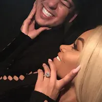 Tak lupa juga, Blac Chyna enggan melewatkan momen spesial dalam hidupnya. Ia mengunggah foto cincin pertunangannya dengan Rob Kardashian di akun instagram miliknya. (viainstagram@blacchyna/Bintang.com)