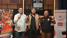 Presiden Persija Jakarta, Mohamad Prapanca (kiri), bersama manajer tim Ardhi Tjahjoko, dan pelatih interim Ricky Nelson dalam acara Ngopi Bareng di Persija Sarinah, Jakarta Pusat, Kamis (12/6/2025). (Bola.com/Muhammad Adi Yaksa)