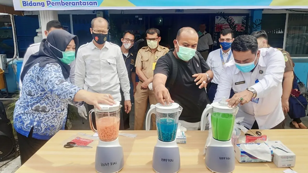 Personel BNN Riau memusnahkan ribuan pil ekstasi yang diselundupkan melalui Bandara Pekanbaru memakai blender.