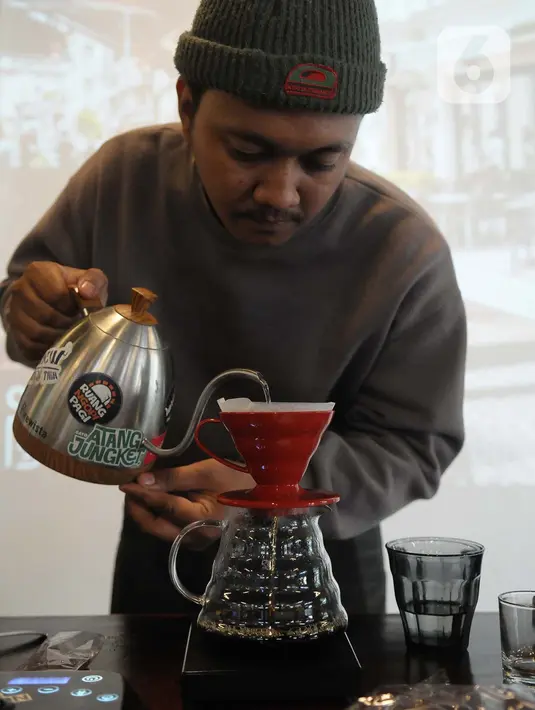 Pemenang akan ditentukan melalui penilaian citarasa kopi yang diolah secara manual. (merdeka.com/Imam Buhori)