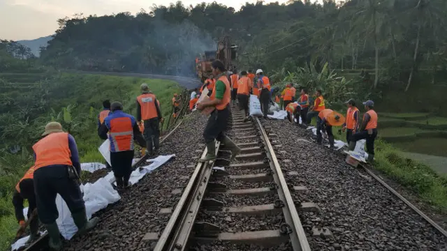 Jalur Kereta Api (KA) Jawa Barat (Jabar) Selatan Longsor