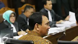 Gubernur DKI Jakarta Basuki T Purnama saat menjalani sidang di Pengadilan Tipikor, Jakarta, Senin (25/7). Ahok menjadi saksi terkait kasus suap proyek reklamasi. (Liputan6.com/Immanuel Antonius)