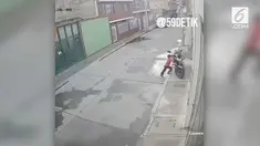 Seorang bocah penasaran dan bermain dengan motor gede. Alhasil, sang bocah kena batunya dan tertimpa motor tersebut.