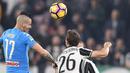 Duel pemain Juventus, Stephan Lichtsteiner (kanan) dan kapten Napoli, Marek Hamsik pada lanjutan Serie A di Juventus Stadium, Turin, Italy, (29/10/2016). (EPA/Alessandro Di Marco)
