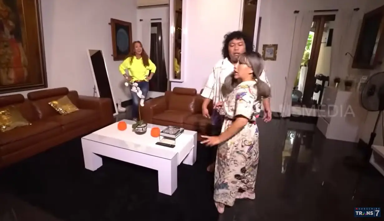 Rumah yang berada di perumahan tersebut dibangun diatas lahan 120 meter dengan tiga lantai. Meski demikian, saat masuk rumah terlihat sangat luas karena tidak banyak sekat. Potret tersebut merupakan ruang tamu.[Youtube/TRANS7 OFFICIAL]