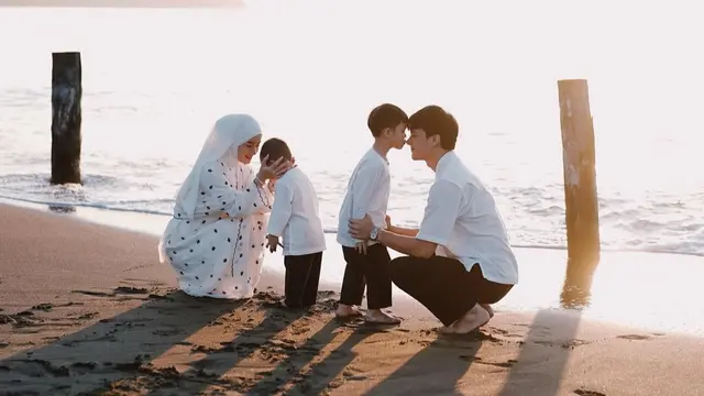 Gaya lebaran Rey Mbayang dan Dinda Hauw. (Dok: IG @rey_mbayang https://www.instagram.com/p/DH2A2O2TU3y/?igsh=NXgxMmFoamlnaDV3)