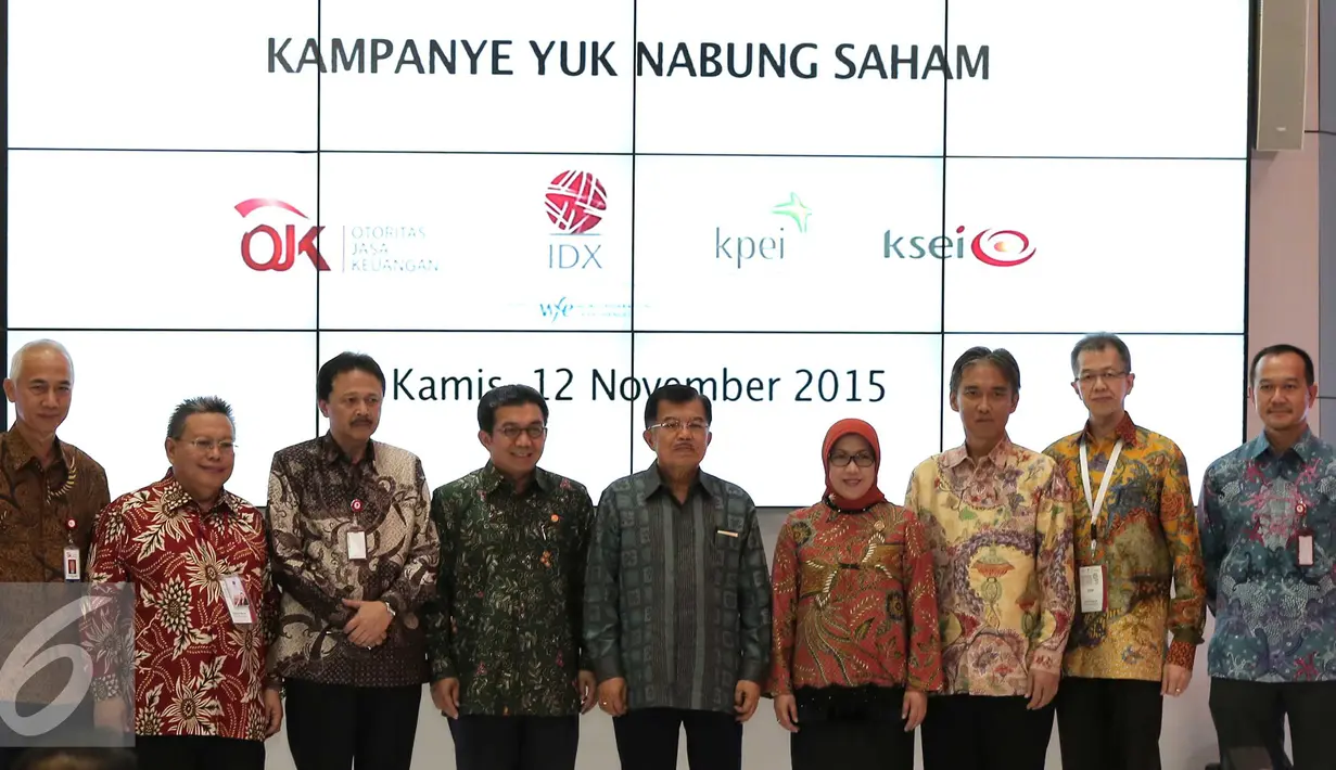 Wapres Jusuf Kalla berfoto bersama dengan Dirut BEI Tito Sulistio, Ketua Dewan Komisioner OJK Muliaman D. usai menghadiri Kampanye Yuk Nabung Saham di BEI, Jakarta, Kamis (12/11). (Liputan6.com/Angga Yuniar)