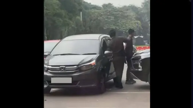 Dua Pria Gesek Nomor Rangka Mobil di GBK Diduga Debt Collector