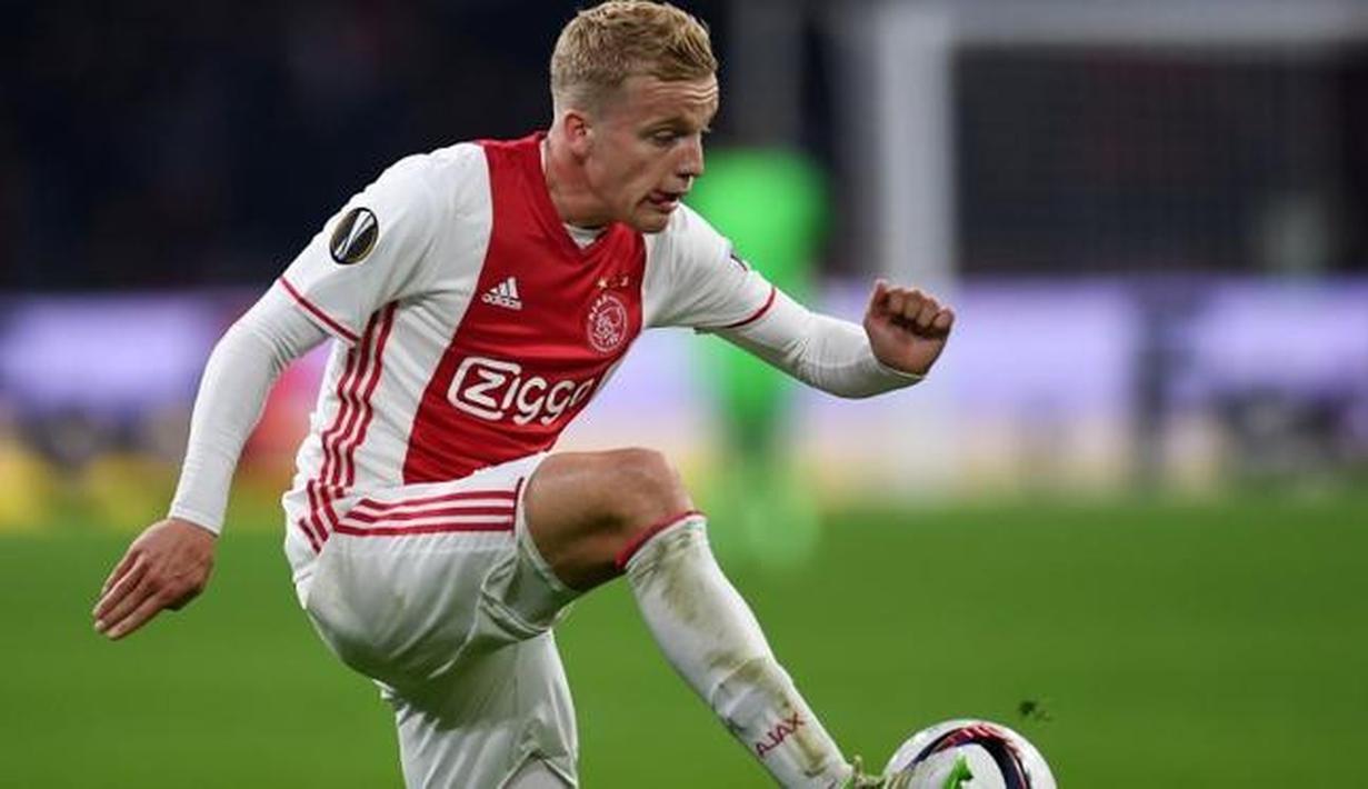Donny van de Beek - Manchester United sudah dikaitkan dengan gelandang Ajax, Van de Beek, sejak musim lalu. Ajax dikabarkan baru akan melepas Donny van de Beek dengan banderol 60 juta euro. (AFP/Patrik Stollarz)
