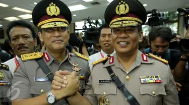 Komjen Pol Budi Waseso (kiri) berjabat tangan dengan Komjen Pol Anang Iskandar usai upacara serah-terima jabatan di Aula Rupatama Mabes Polri, Jakarta, Senin (7/9). Anang resmi menjabat Kabareskrim menggantikan Budi Waseso. (Liputan6.com/Faizal Fanani)