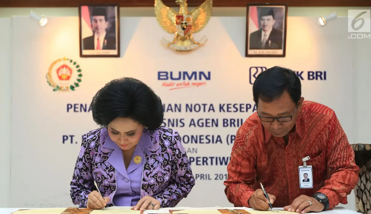 Direktur Hub. Kelembagaan Bank BRI Sis Apik Wijayanto dan Ketum Dharma Pertiwi Nanny Hadi Tjahjanto menandatangani MoU Layanan Jasa Keuangan Perbankan melalui Agen BRILink di Jakarta, (15/4). BRI memberikan kesempatan kepada anggota Dharma Pertiwi menjadi agen BRILink. (Liputan6.com/HO/Roni)