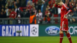 Pemain tengah Bayern Munich, Toni Kroos tertunduk lesu usai gagal lolos ke final Liga Champions pasca dikalahkan Real Madrid 0-4 di Allianz Arena, (30/4/2014). (REUTERS/Kai Pfaffenbach)
