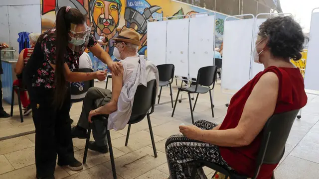 FOTO: Chile Mulai Vaksinasi COVID-19 Dosis Keempat untuk Lansia