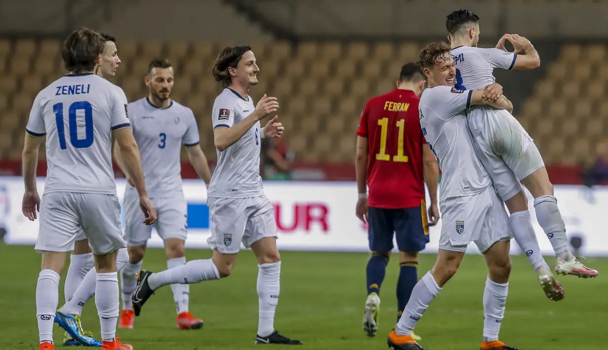 Para pemain Kosovo merayakan gol ke gawang Spanyol yang dicetak gelandang Besar Halimi (kanan) dalam laga lanjutan Kualifikasi Piala Dunia 2022 Zona Eropa Grup B di La Cartuja Stadium, Sevilla, Rabu (31/3/2021). Kosovo kalah 1-3 dari Spanyol. (AP/Miguel Angel Morenatti)