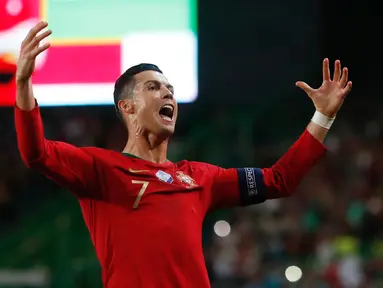 Megabintang timnas Portugal, Cristiano Ronaldo berselebrasi setelah mencetak gol ke gawang Luksemburg dalam laga lanjutan Grup B Kualifikasi Piala Eropa 2020 di Estadio Jose Alvalade, Jumat (11/10/2019). Ronaldo menyumbang gol saat Timnas Portugal menang 3-0 atas Luksembur. (AP/Armando Franca)