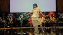 Salah satu juri The Dance Icon Indonesia, Indah Dewi Pertiwi beraksi jelang jumpa pers di SCTV Tower, Jakarta, Rabu (4/3/2015). The Dance Icon Indonesia merupakan ajang adu bakat menari dalam program SCTV. (Liputan6.com/Helmi Fithriansyah)
