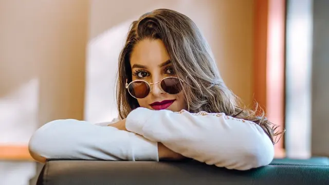 Rekomendasi warna lipstik yang ciptakan efek gigi putih