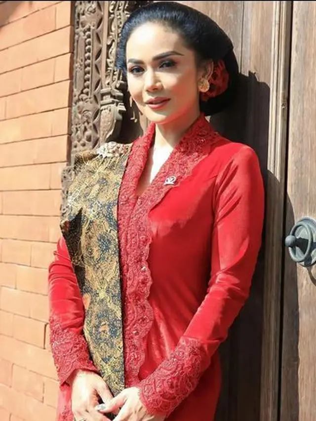 Inspirasi Baju Batik Kombinasi untuk Pesta Pernikahan ala Artis, dari Yura Yunita hingga Nadine Chandrawinata. (instagram/krisdayantilemos)