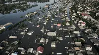 Jalanan tergenang air di Kherson, Ukraina, Rabu, 7 Juni 2023 setelah bendungan Kakhovka jebol. Warga Ukraina selatan, beberapa di antaranya bermalam di atap rumah, bersiap menghadapi banjir di hari kedua pada Rabu (7/6) karena pihak berwenang memperingatkan bahwa jebolnya bendungan Sungai Dnieper akan terus mengeluarkan air yang terpendam dari waduk raksasa. (AP Photo/Libkos)