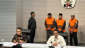 Bupati Bekasi Ade Kuswara Kunang (ADK) bersama ayahnya, yang menjabat Kepala Desa Sukadami, Kecamatan Cikarang Selatan, Kabupaten Bekasi, HM Kunang (HMK), sebagai tersangka korupsi suap ijon proyek. (Liputan6.com/ Dok Ist)