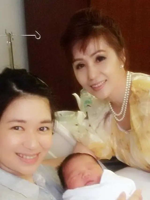 7 Potret Kebersamaan Laura Basuki dan Ibunda, Tampil Bak Kakak Adik